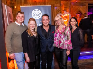 Freuten sich Sänger Gregor Glanz (M.) auf der Charity-Party begrüßen zu dürfen (v.l.): Fabian Neuser, Patrizia Aundrup, Sandra Heller und Silvana Ruddat von der Stiftung help and hope. (Foto: Stephan Schütze)