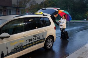 Frauen-Nacht-Taxi: Vor der Fahrt muss angegeben werden, wenn ein Gutschein eingelöst werden soll. © Stadt Dortmund / Benito Barajas